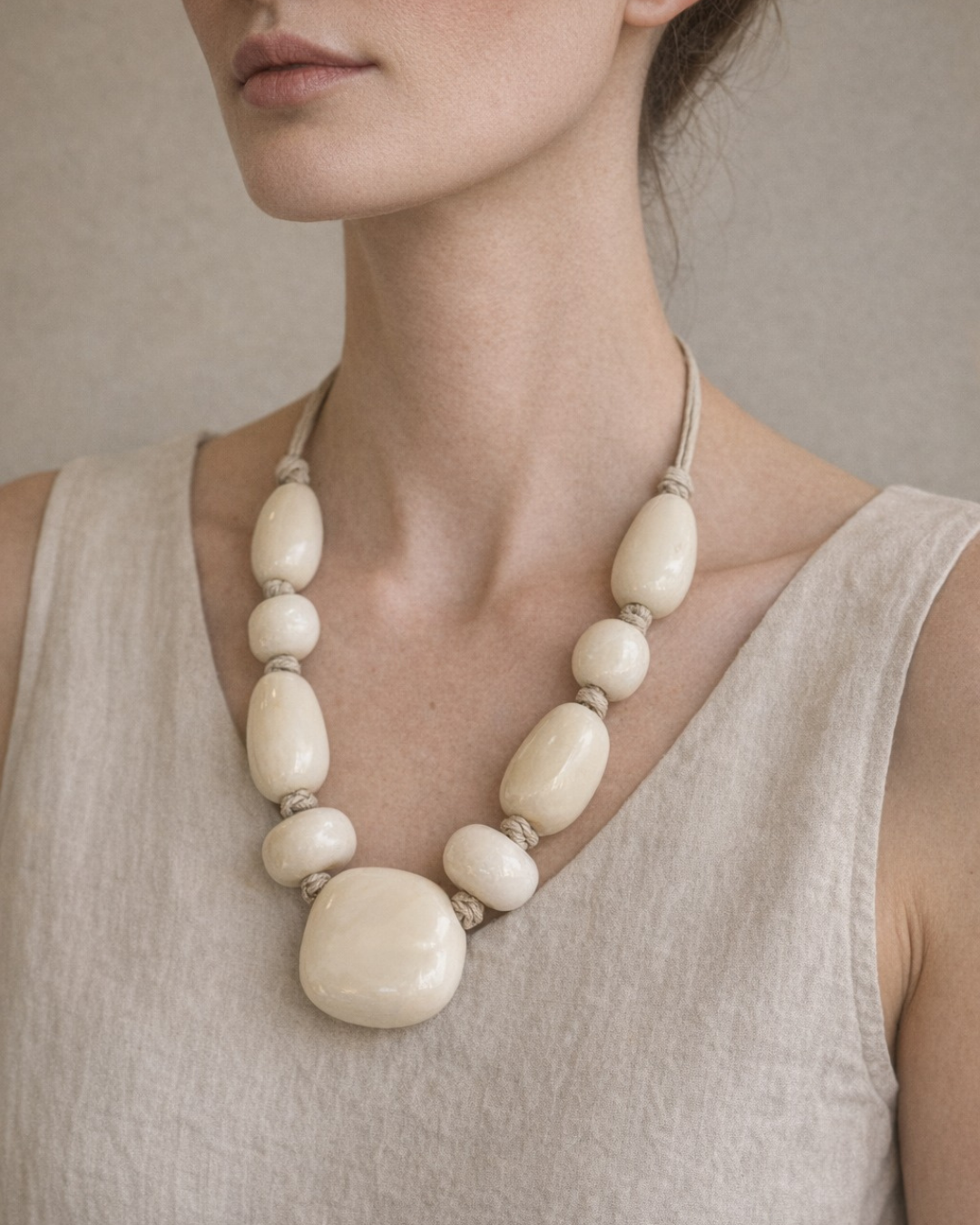 COLLAR RESINA PLUMEIRA BLANCO