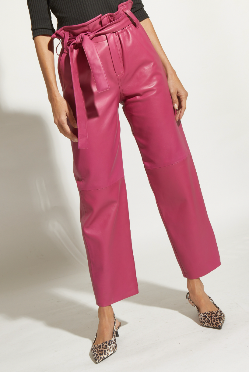 PANTALÓN CUERO LAZO FUCSIA