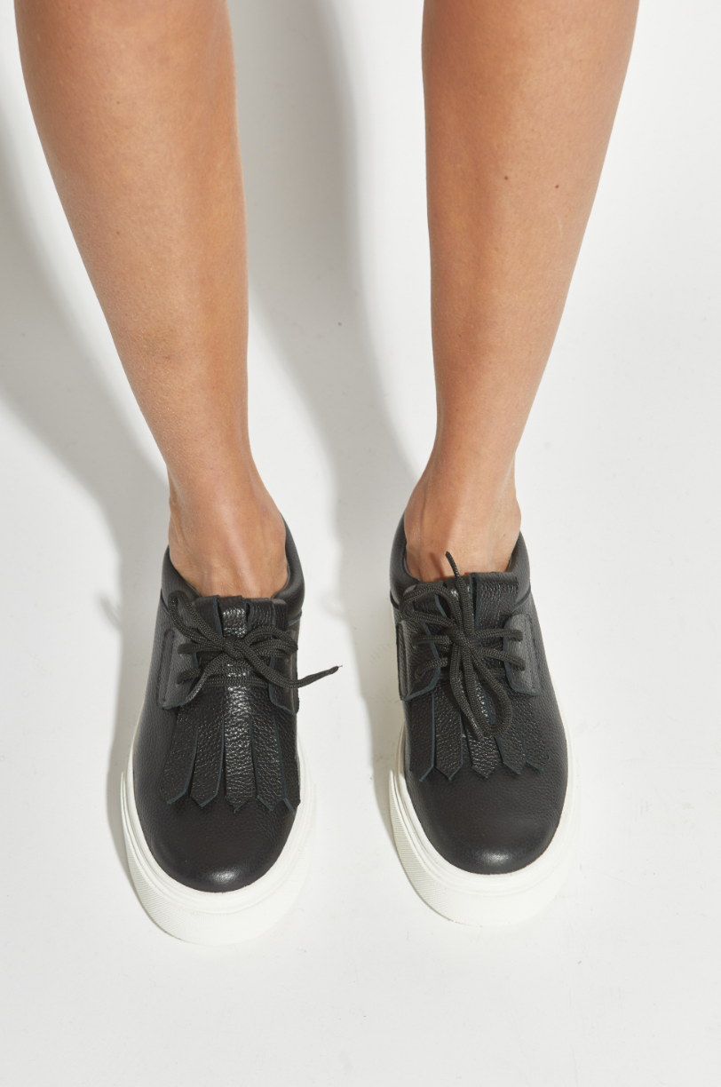 ZAPATILLA CUERO NEGRA