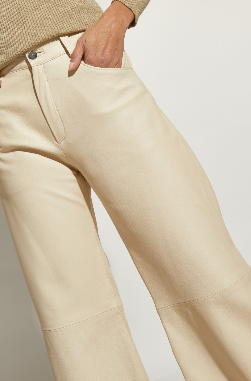 PANTALON CUERO HUESO