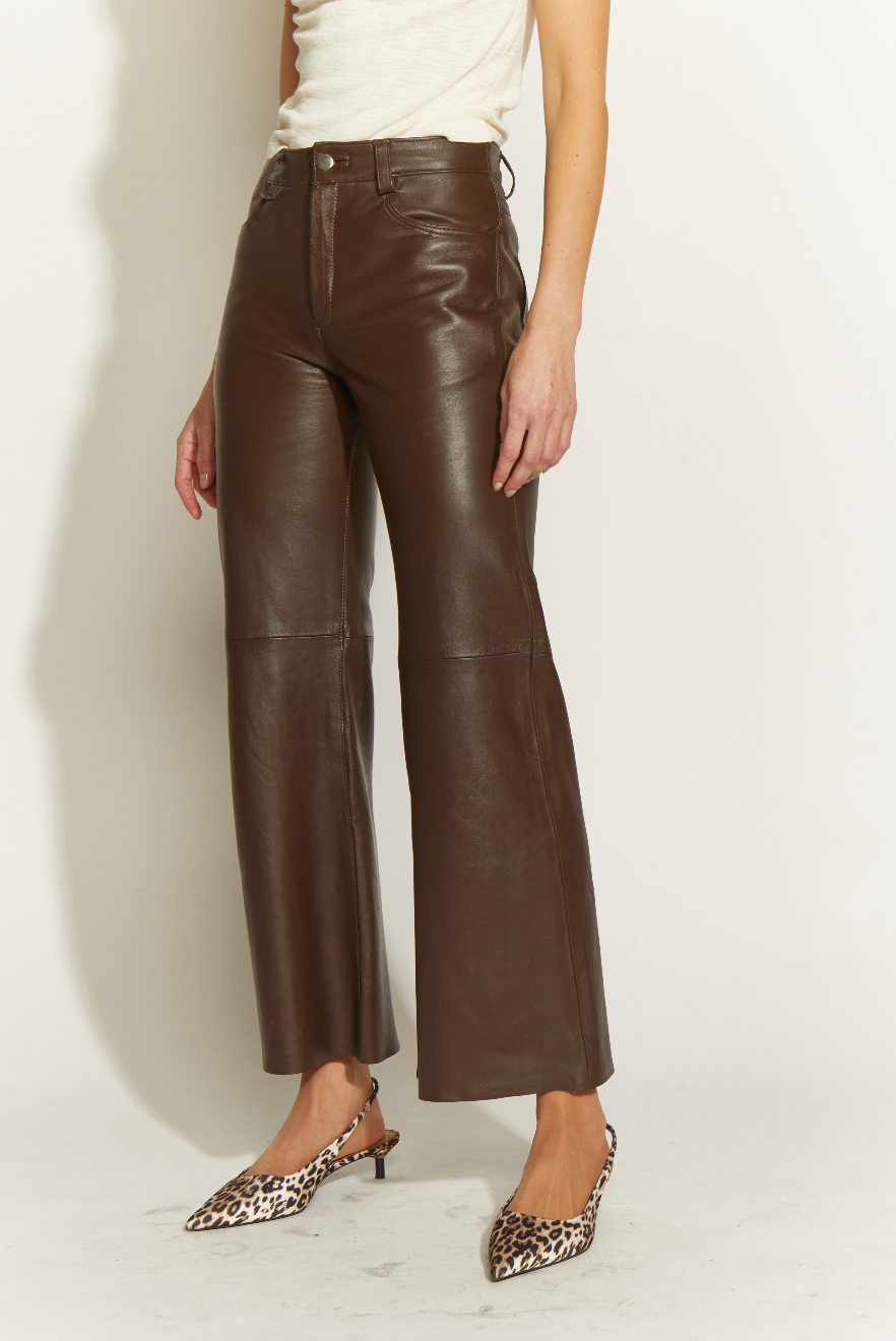 PANTALON EMA CUERO RECTO CHOCOLATE