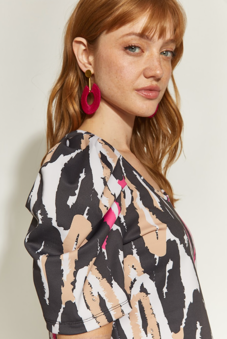 POLERA SOLE MANGA CORTA GLOBO PRINT NEGRO/FUCSIA/CAMEL