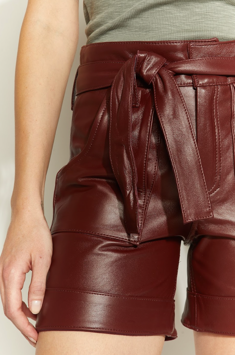 SHORT DE CUERO CON LAZO BURDEO