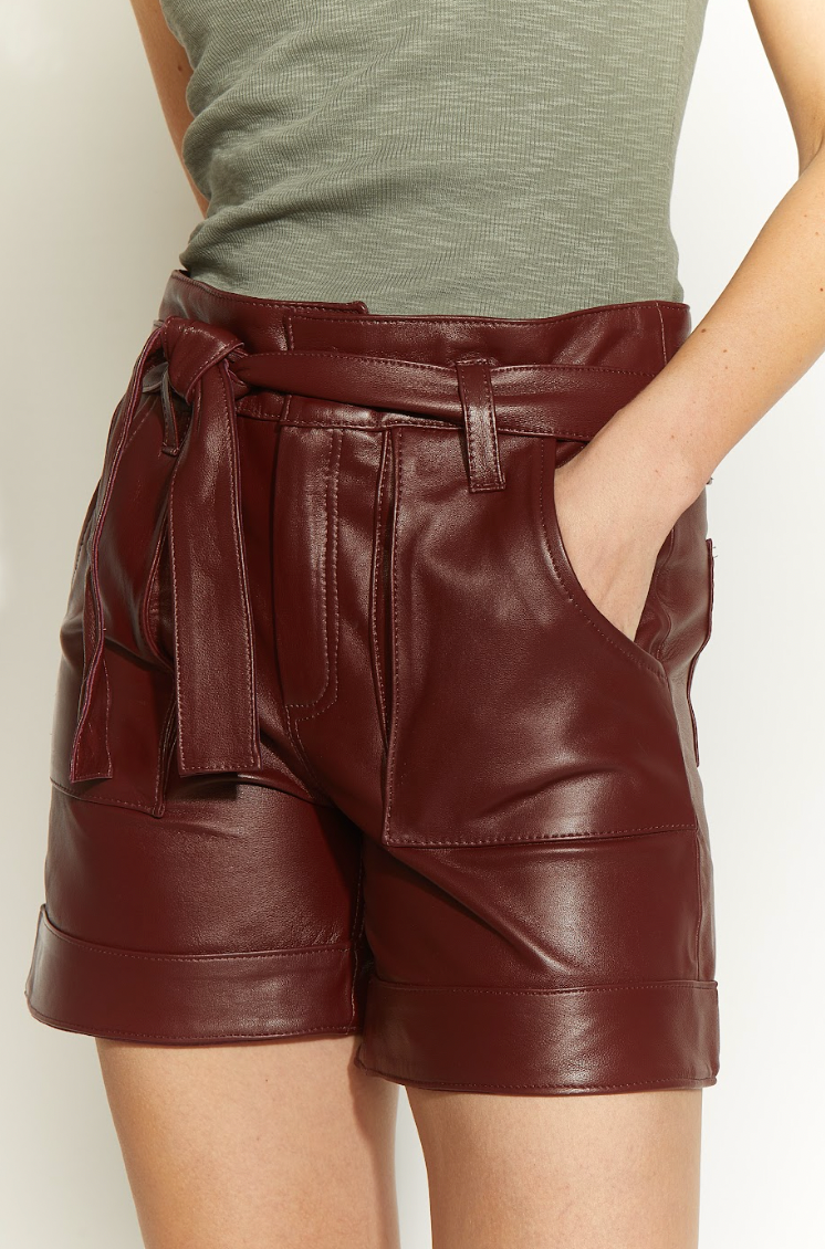 SHORT DE CUERO CON LAZO BURDEO