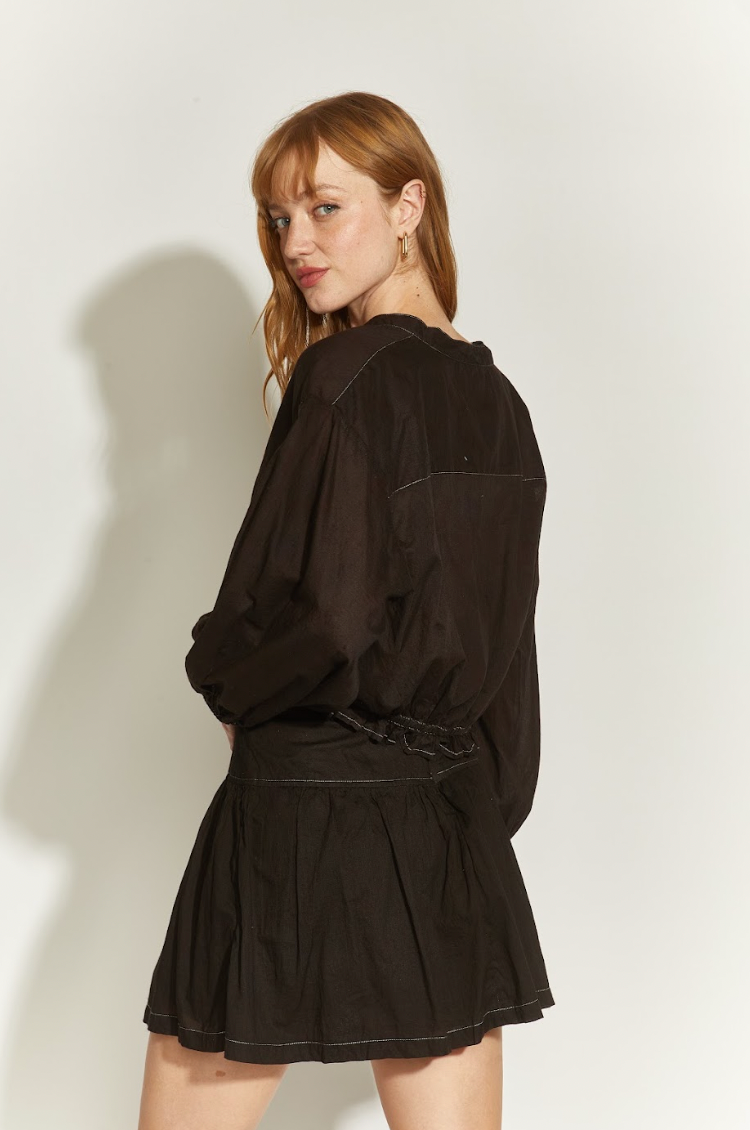 BLUSA PYMA PESPUNTE BLANCO CORTA COLOR NEGRO