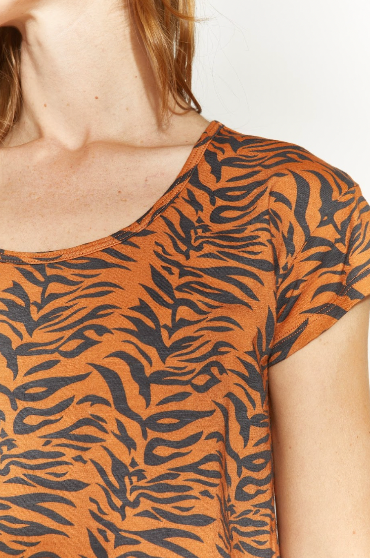 POLERA OLIVO PRINT AMAZONAS