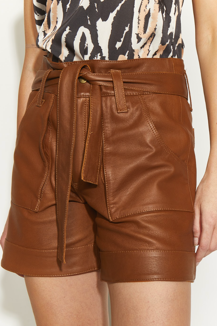 SHORT CUERO LAZO CAMEL