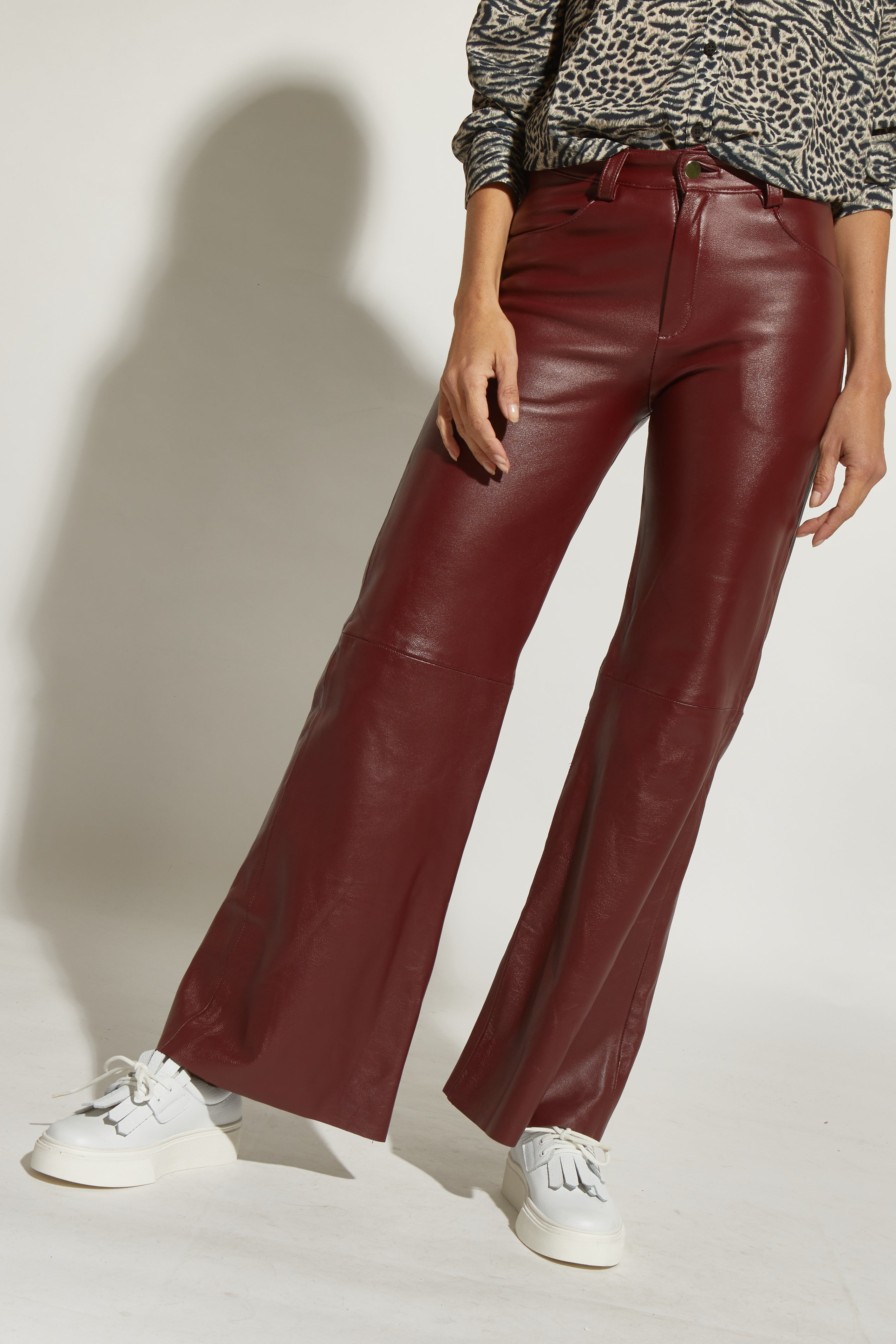 PANTALÓN CUERO BURDEO