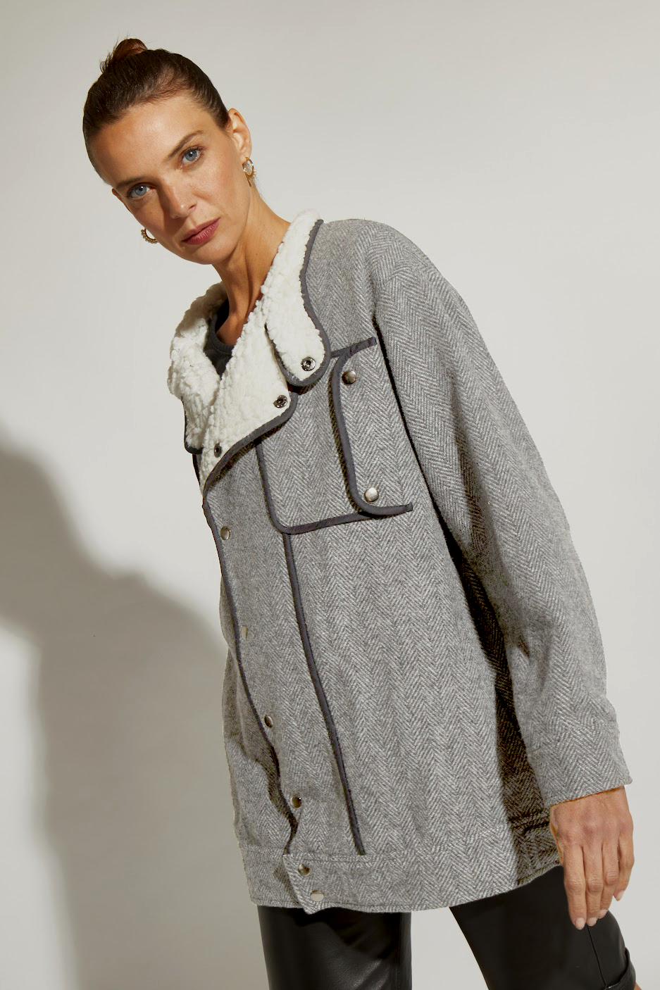 ABRIGO ALPACA CON BROCHES VIVOS NEGROS GRIS CLARO
