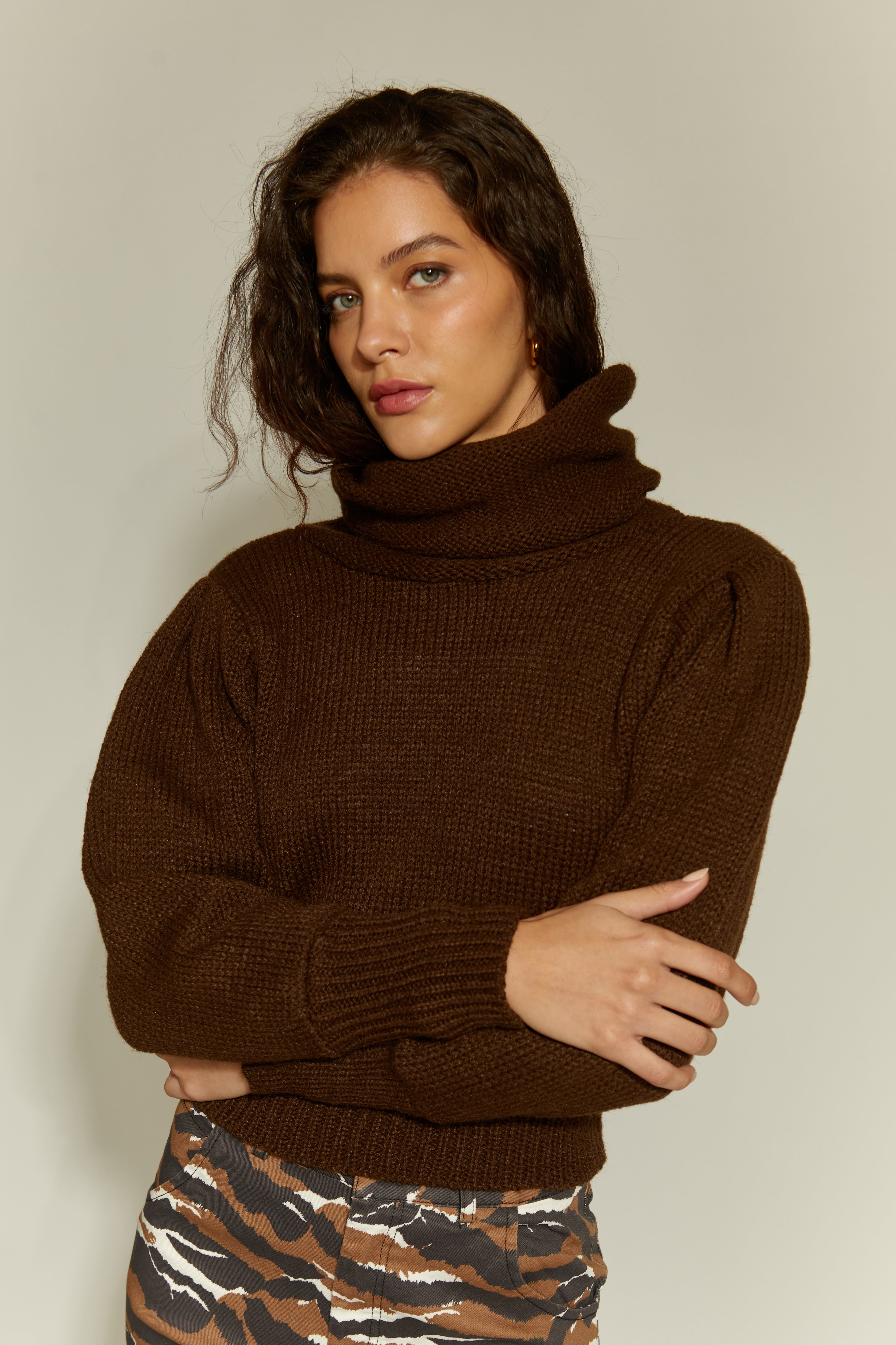 CHALECO MATILDE ALPACA CUELLO TORTUGA CHOCOLATE