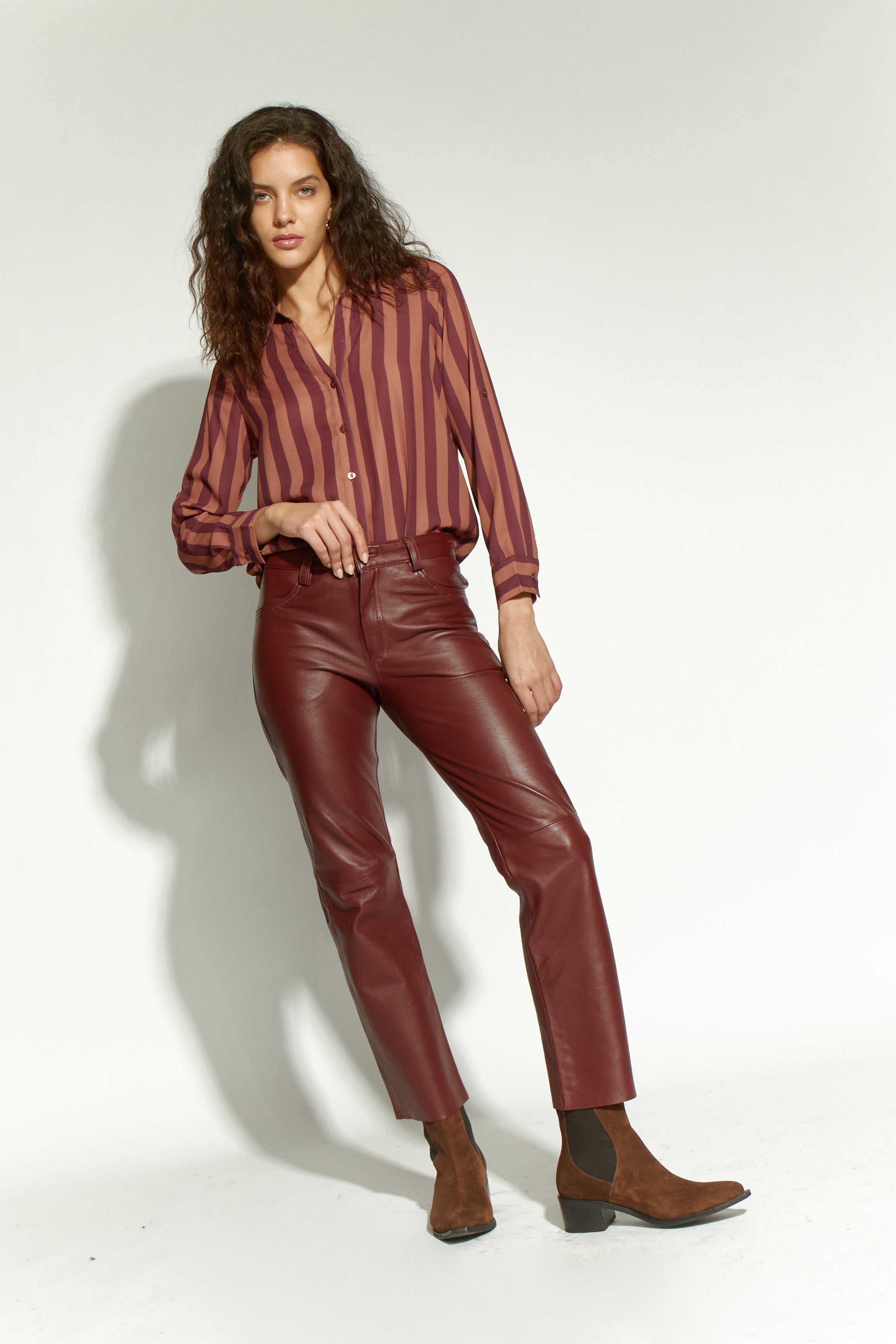 BLUSA MONSTERA ESPERANZA RAYAS BURDEO/CAMEL
