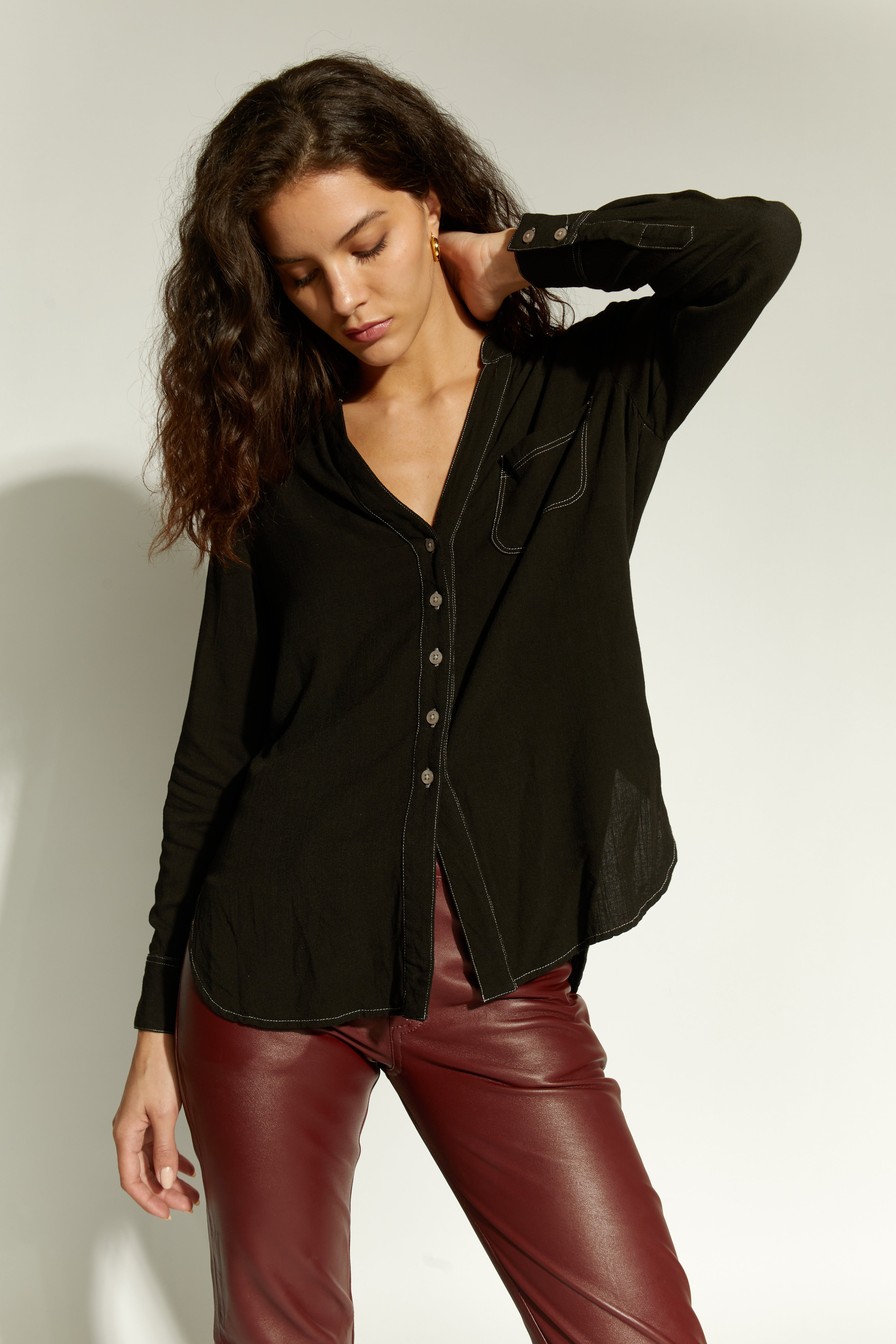 BLUSA PYMA PESPUNTE BLANCO LARGA COLOR NEGRO