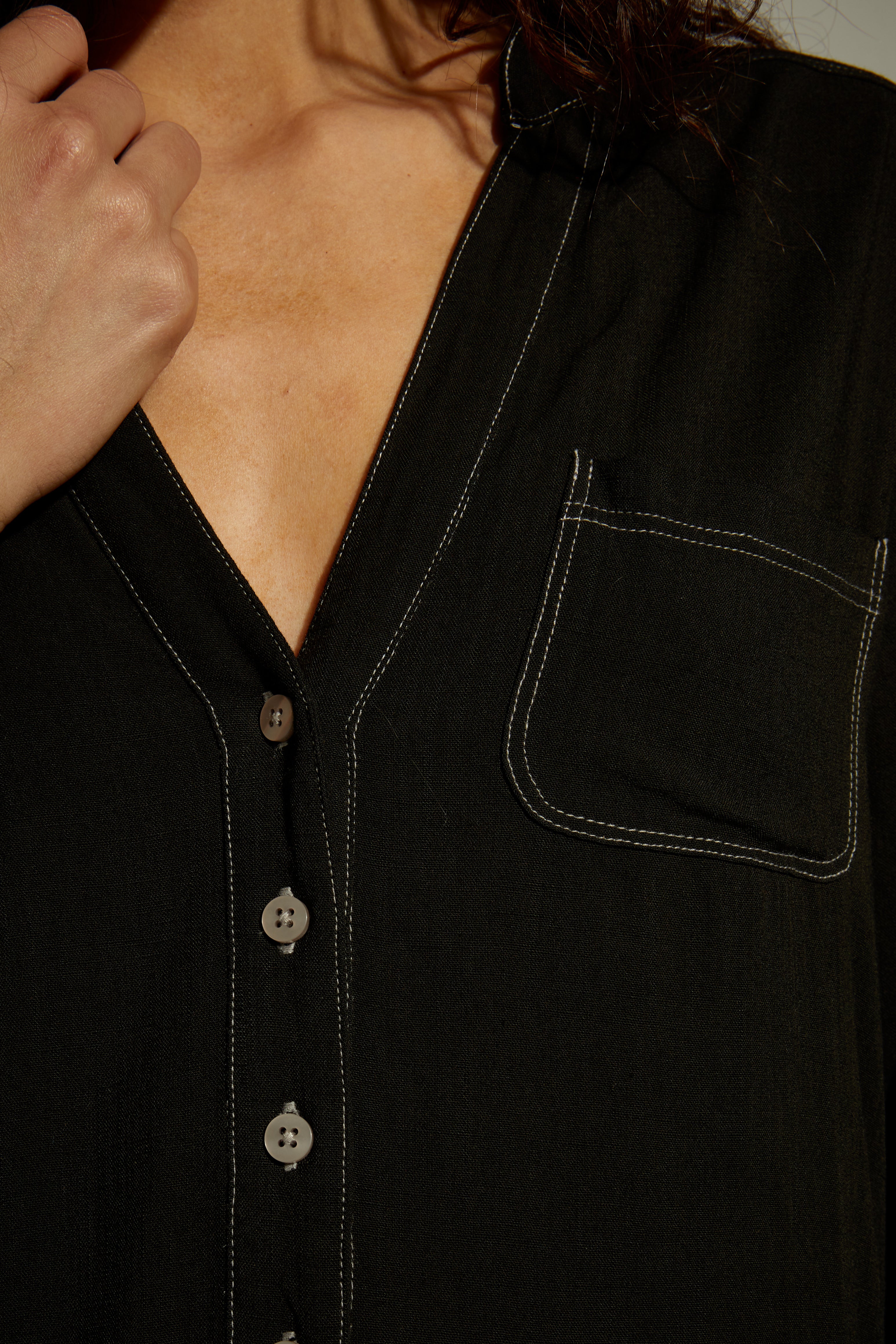 BLUSA PYMA PESPUNTE BLANCO LARGA COLOR NEGRO