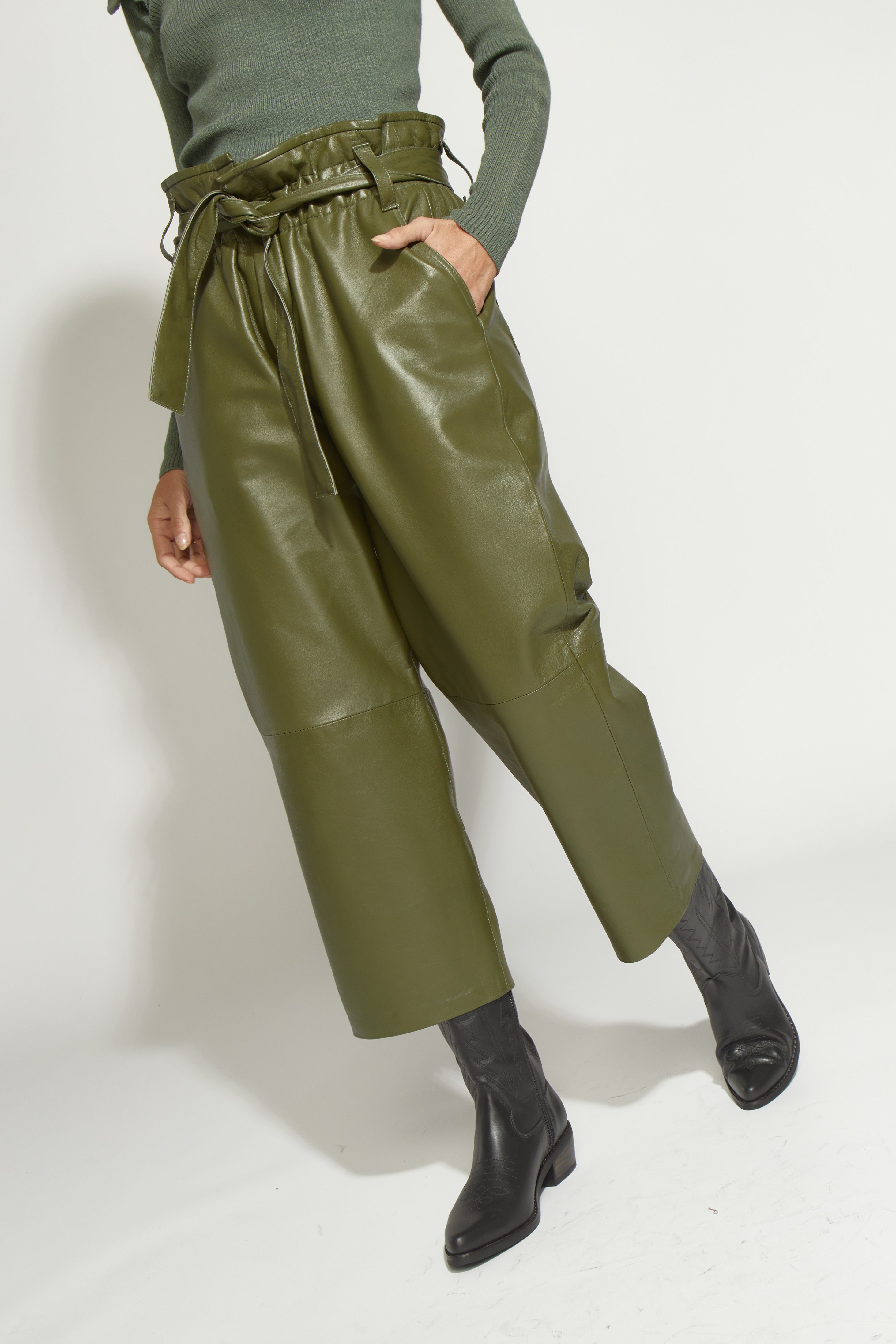 PANTALON CUERO LAZO VERDE MUSGO