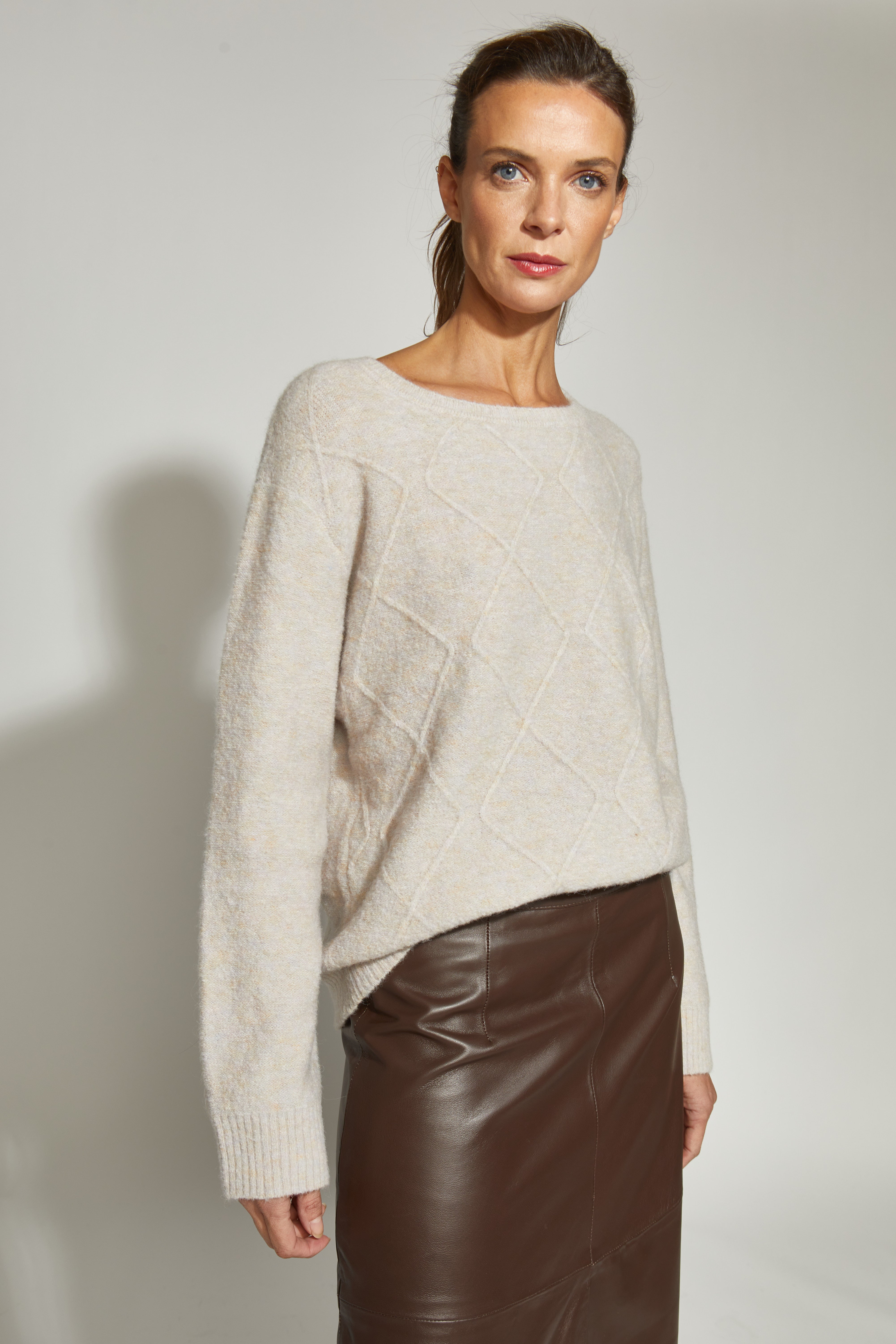 CHALECO SARA ROMBO CUELLO REDONDO BEIGE