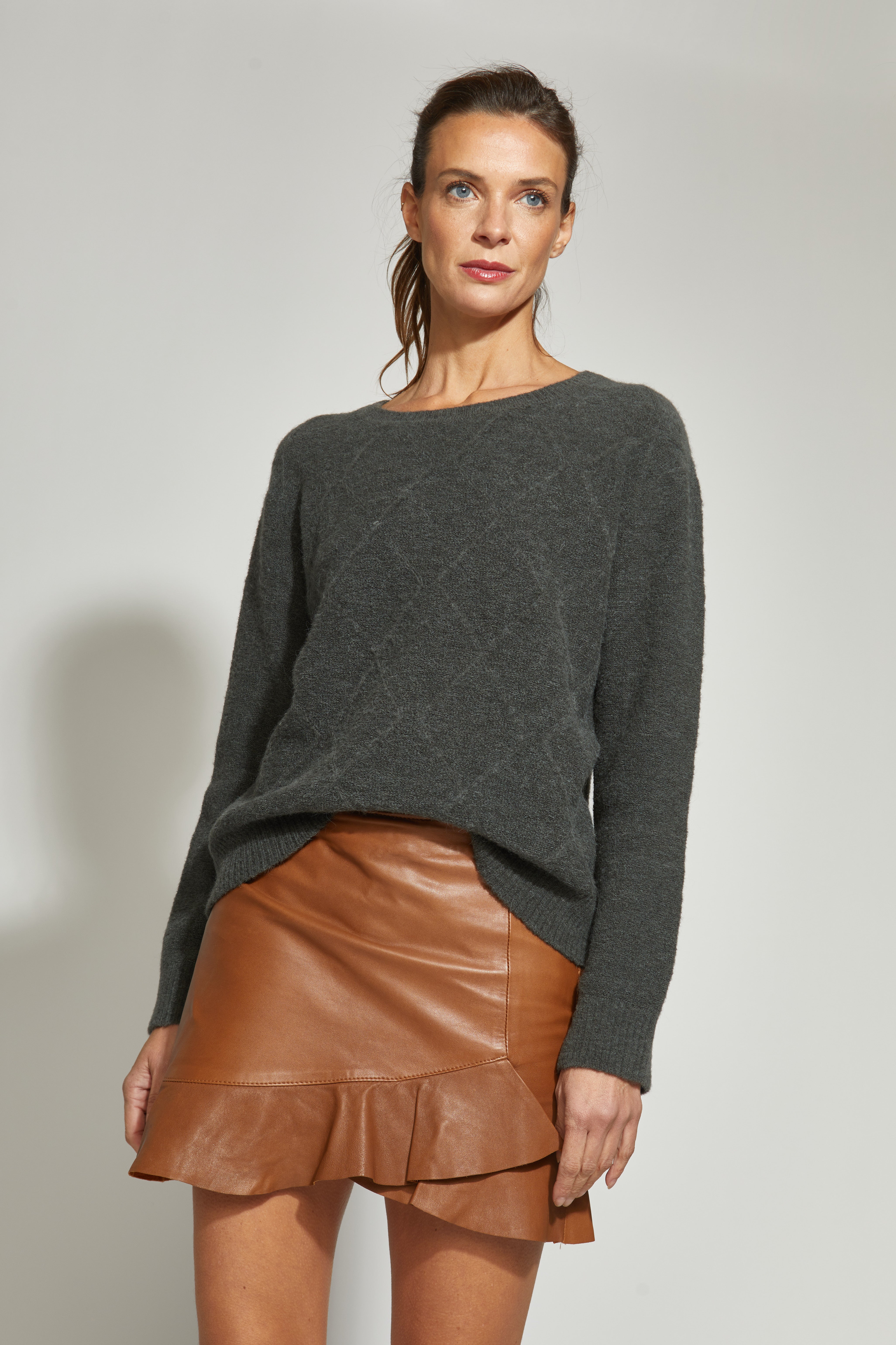 CHALECO SARA ROMBO CUELLO REDONDO GRIS OSCURO