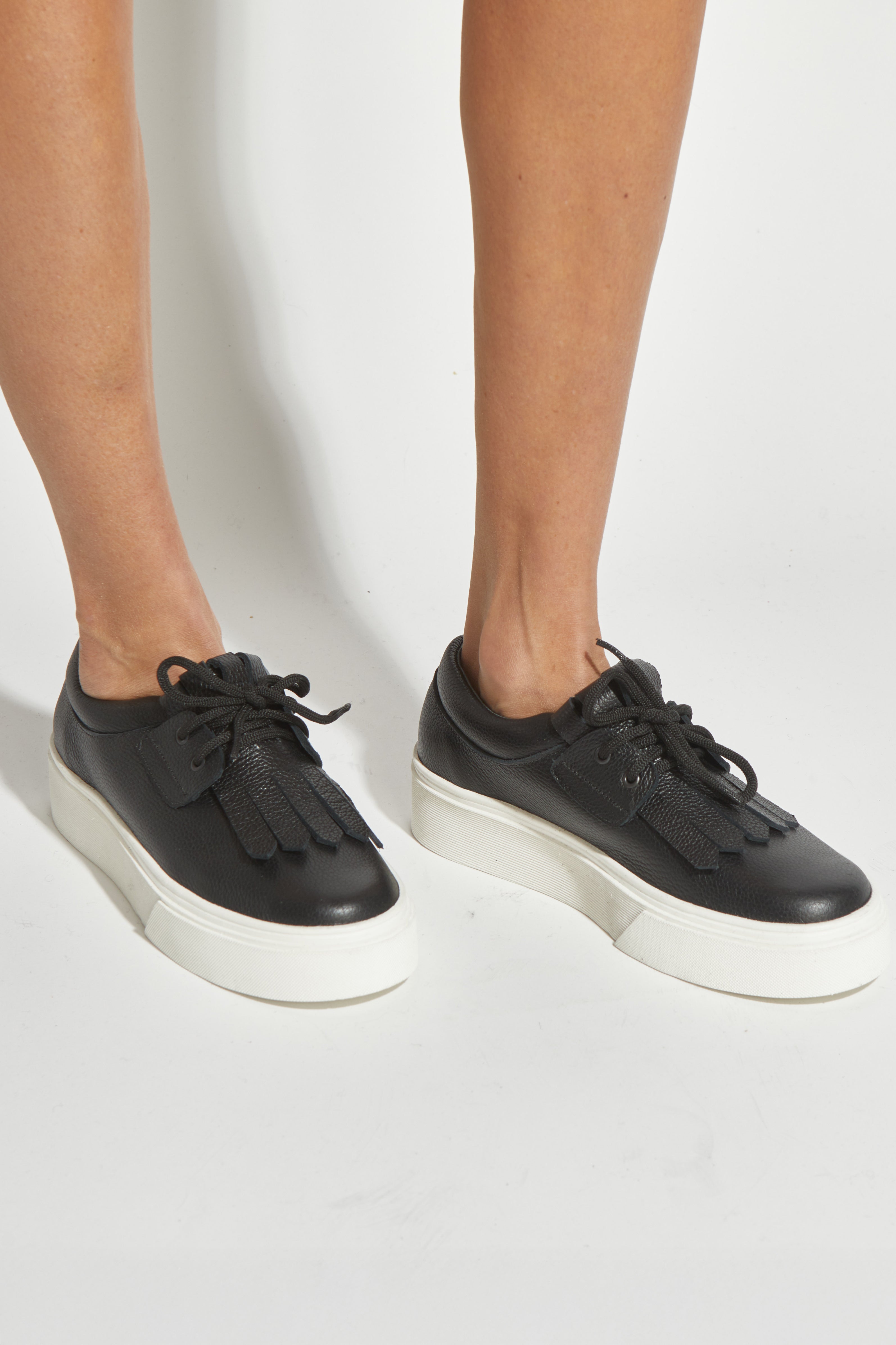 ZAPATILLA CUERO NEGRA