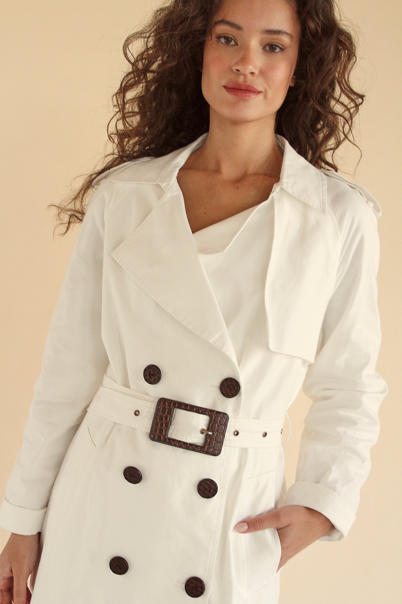 TRENCH BOTONES Y CINTURÓN CRUDO