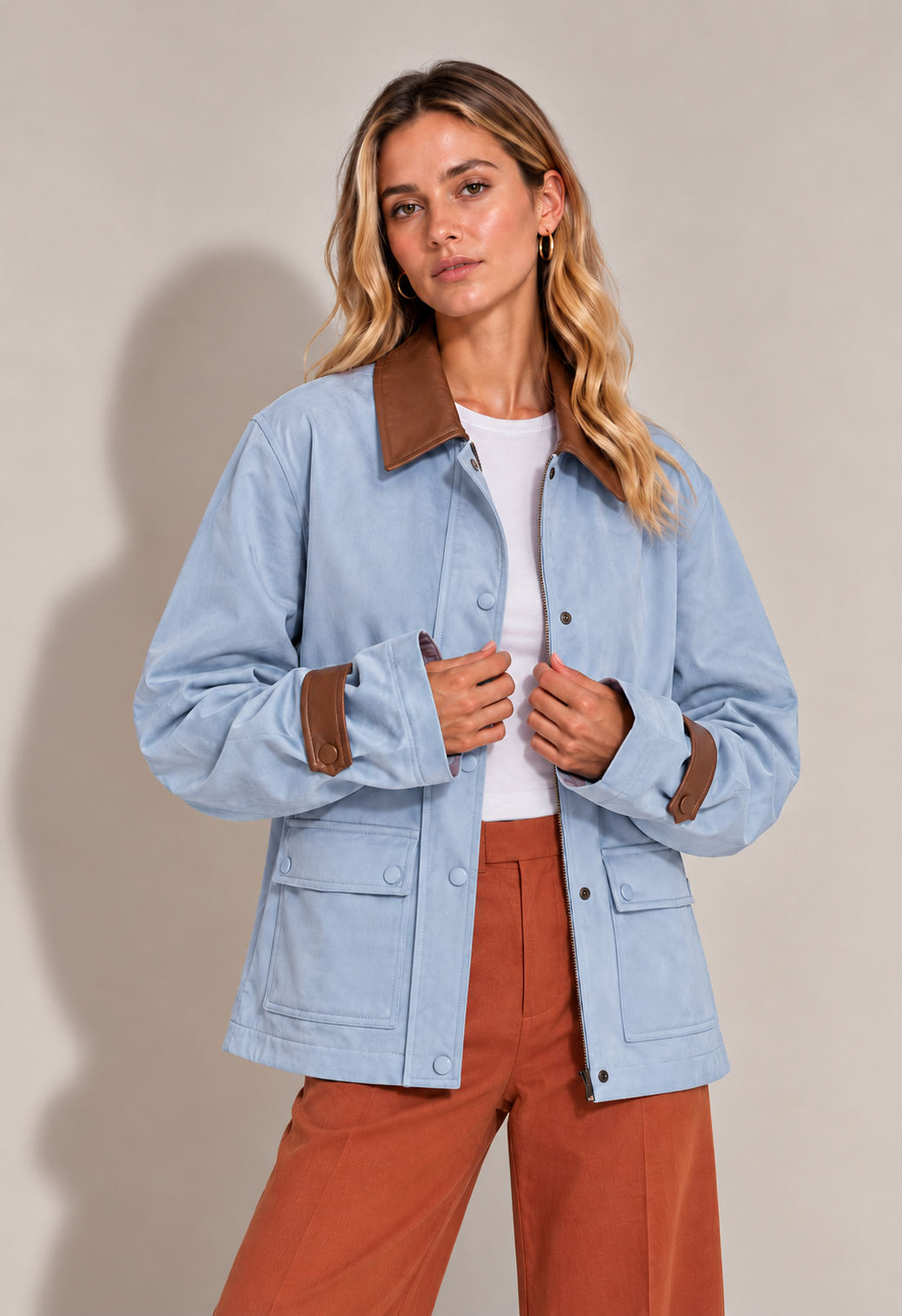 CHAQUETA DE GAMUZA CORTA CON CUELLO Y PUÑOS CUERO CELESTE