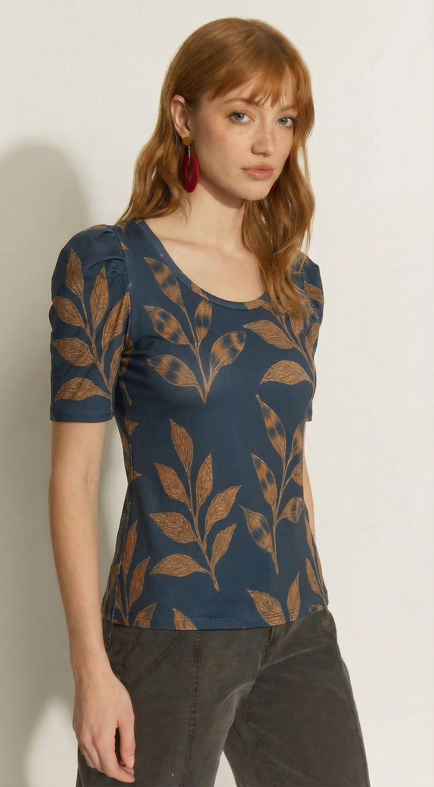 POLERA SOLE MANGA CORTA  GLOBO AZUL/HOJAS CAMEL