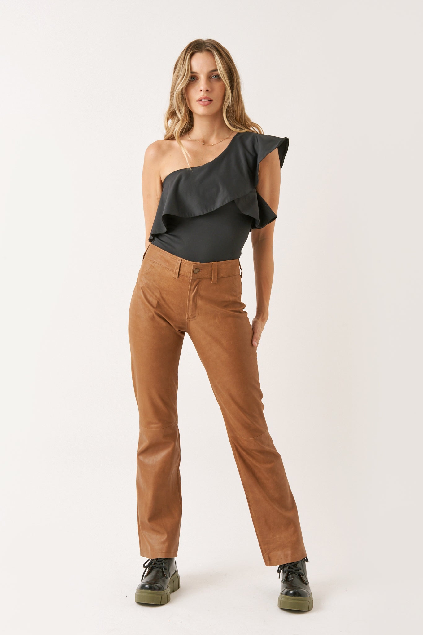 PANTALÓN EMA CUERO RECTO CAMEL